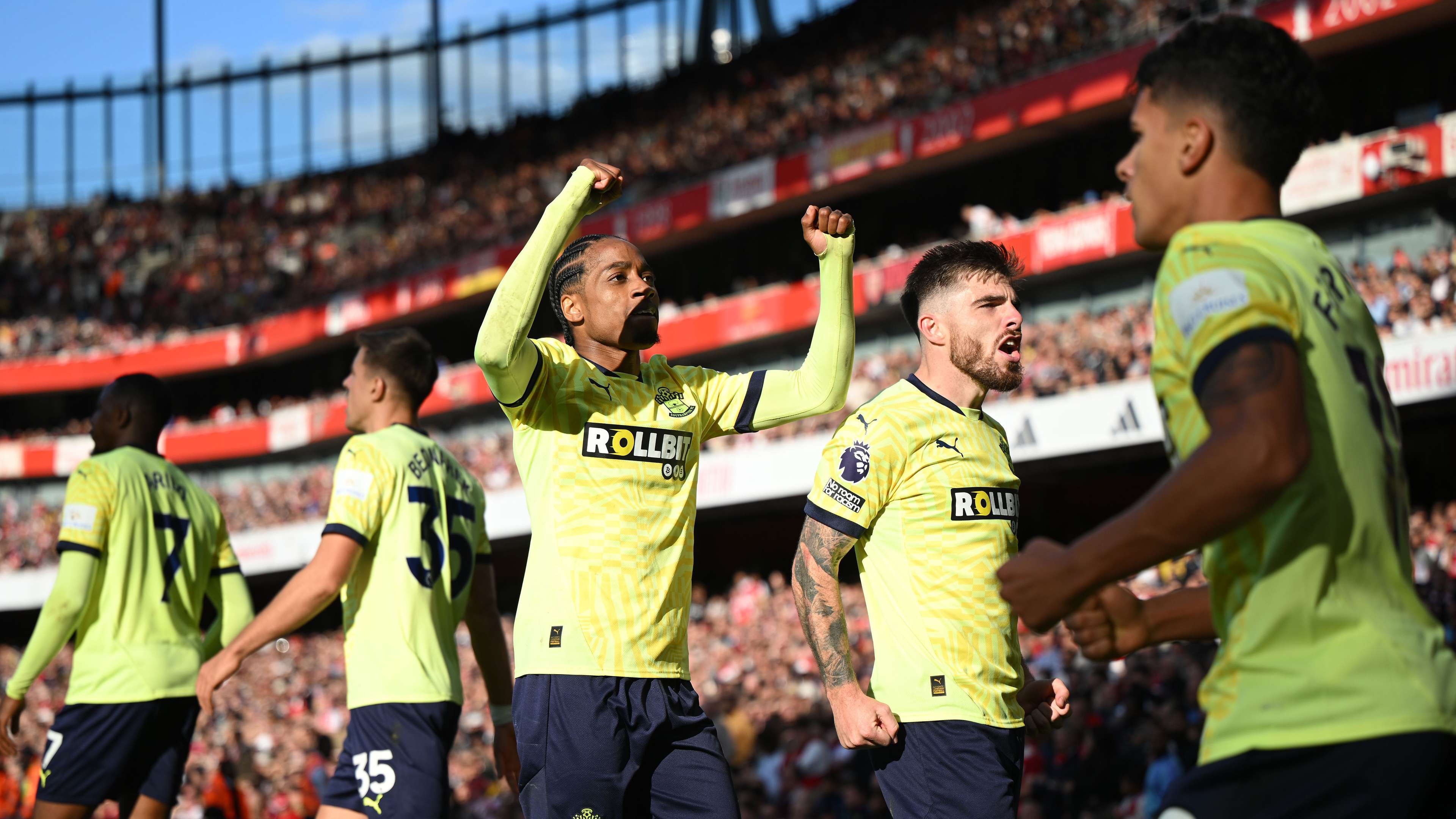 此前已裁员250人！曼联官方：将再裁员150-200人，必须扭亏为盈.